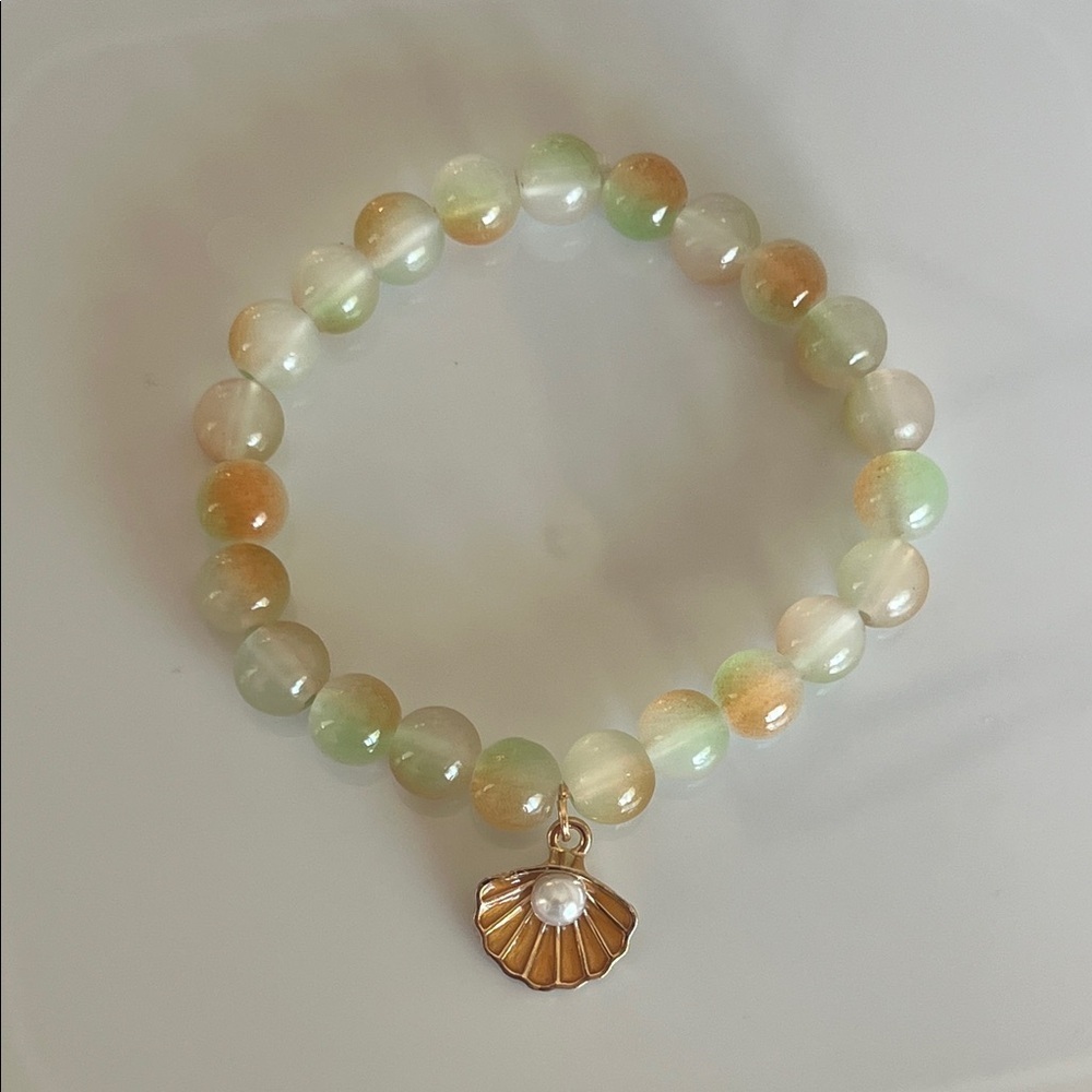Chic Green and Gold Beaded Bracelet with Shell Charm